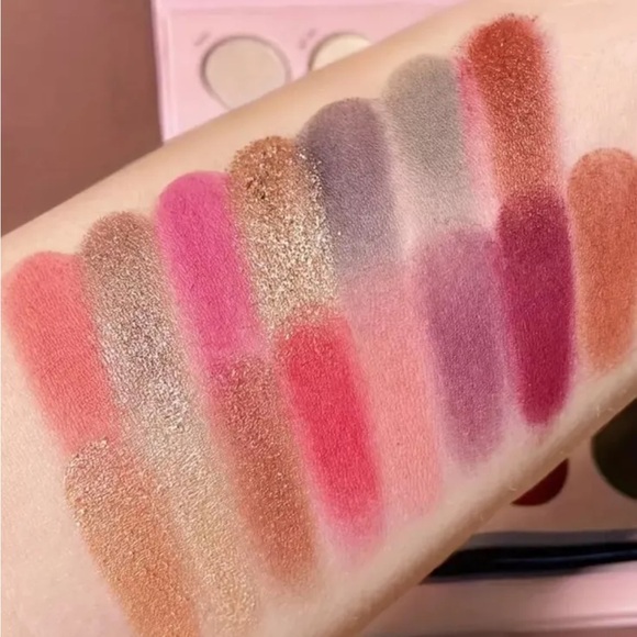 💕 Smoke N' Roses Pink Makeup Palette - Picture 5 of 8